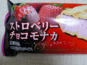 ストロベリーソース入り　チョコレートモナカ